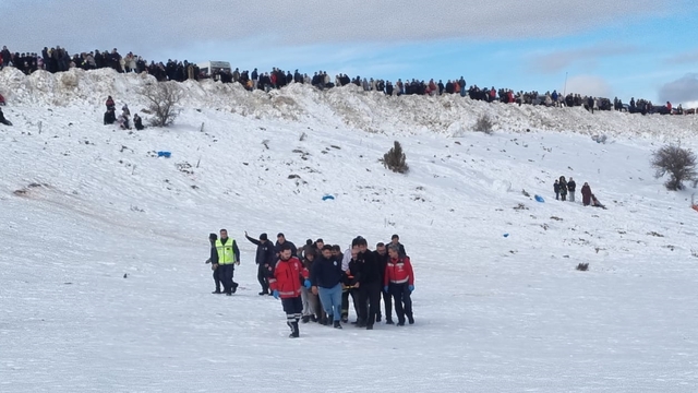 Aladağ Kayak Merkezi'nde yaralanan genç ambulans helikopterle hastaneye kaldırıldı