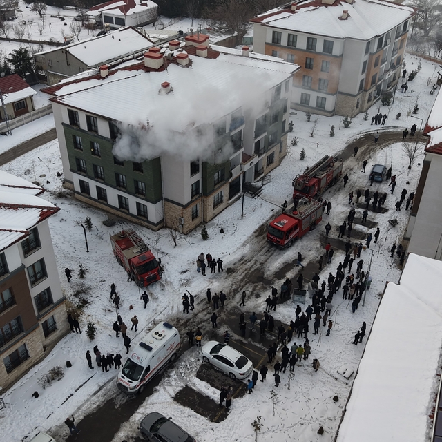 Elazığ'da apartman dairesinde yangın: 11 kişi dumandan etkilendi