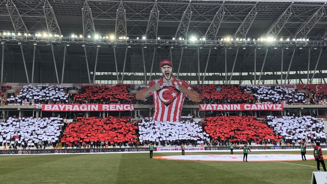 Sivasspor taraftarlarından Türk bayrağı koreografisi