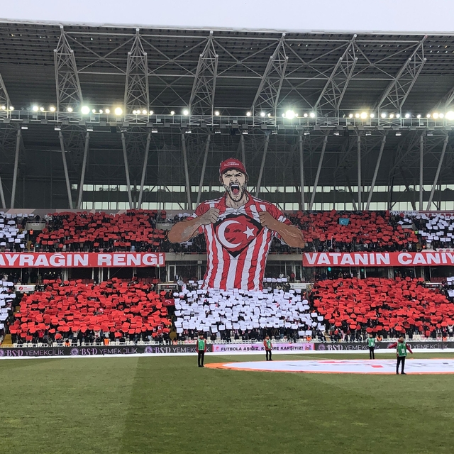 Sivasspor taraftarlarından Türk bayrağı koreografisi