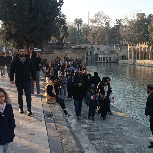 Güneşi gören soluğu Balıklıgöl'de aldı