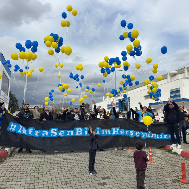 İzmir'de lösemi tedavisi süren 3 yaşındaki Afra için gökyüzüne balonlar bır...