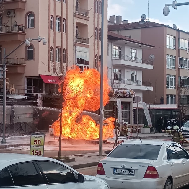 Kırıkkale'de kazı sırasında doğal gaz hattında yangın çıktı; 1 işçi yaralan...