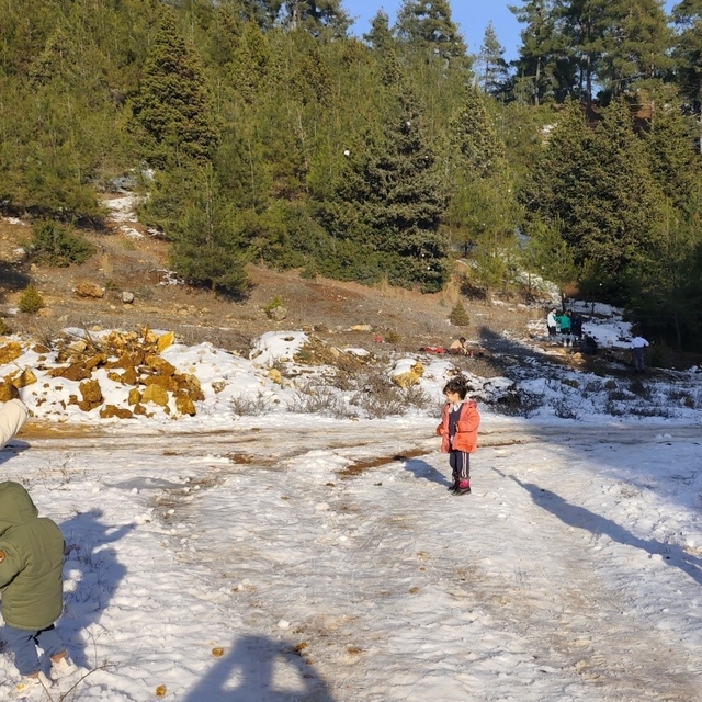 Mersinliler hafta sonu kar yağan yaylalara akın etti