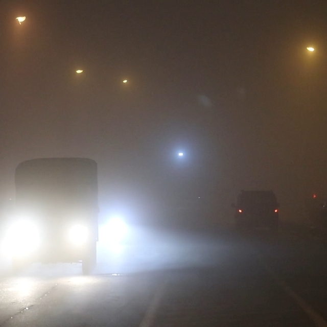 Diyarbakır'da yoğun sis; görüş mesafesi 10 metreye düştü, uçuşlar iptal edi...