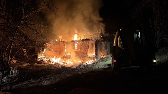 Çorum'da çıkan yangında ev ve depo kullanılamaz hale geldi