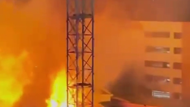 Hatay'da korkutan yangın: Akaryakıt istasyonunun yanındaki bina alevlere teslim oldu