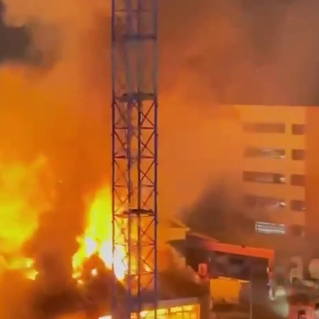 Hatay'da korkutan yangın: Akaryakıt istasyonunun yanındaki bina alevlere te...