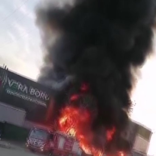 Adana'da plastik üretim tesisindeki yangın söndürüldü