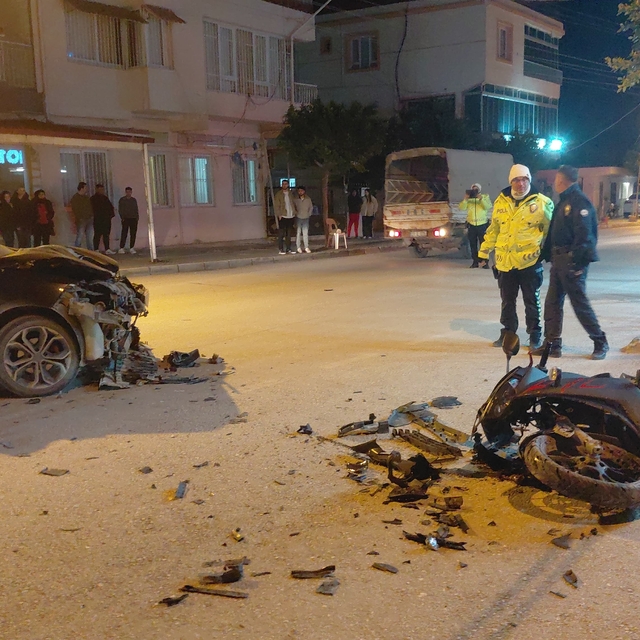 Hatay'da otomobille çarpışan motosikletteki 2 kişi yaralandı