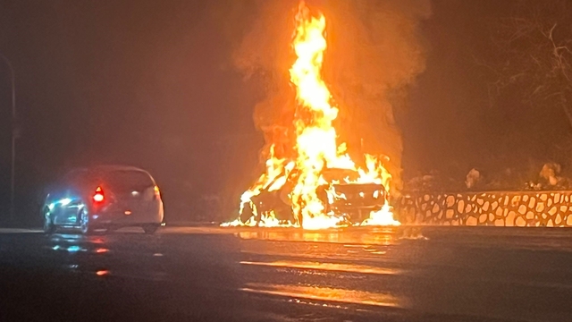 Burdur'da lüks otomobil alev alev yandı