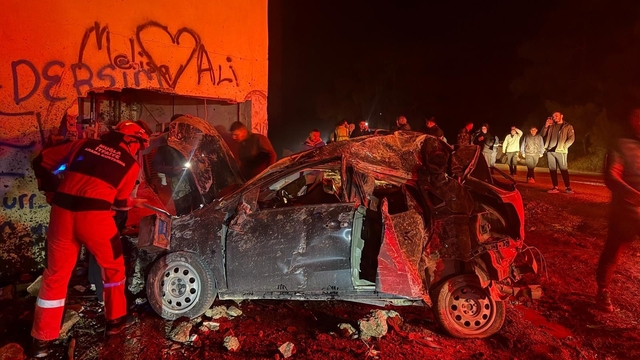 Takla atan otomobil elektrik trafosuna daldı: 2 yaralı