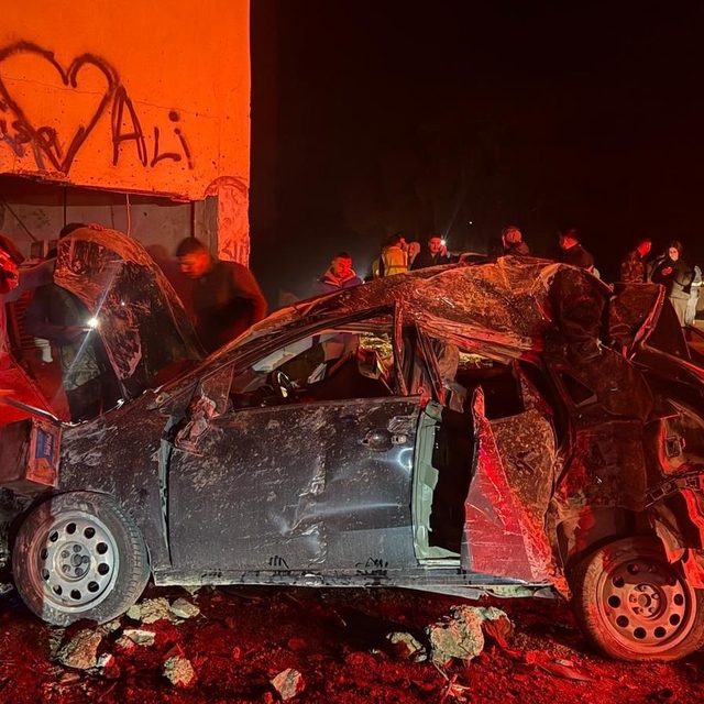 Takla atan otomobil elektrik trafosuna daldı: 2 yaralı