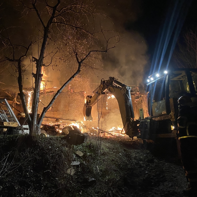 Çorum'da çıkan yangın ev ve depoyu kullanılamaz hale getirdi