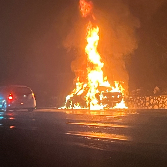 Burdur'da lüks otomobil alev alev yandı