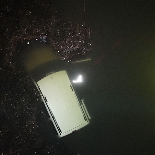 El freni çekilemeyen araç, düştüğü Porsuk Çayı'ndan 4 saat sonra çıkarıldı