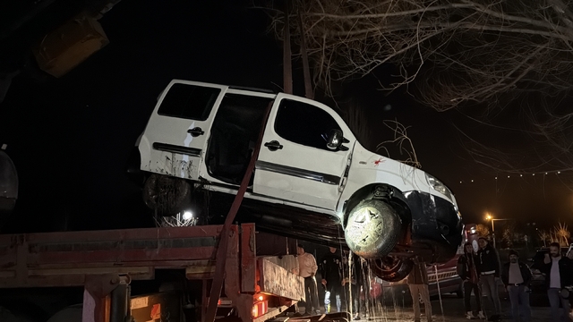 Eskişehir'de el freni çekilmeyen park halindeki araç Porsuk Çayı'na düştü