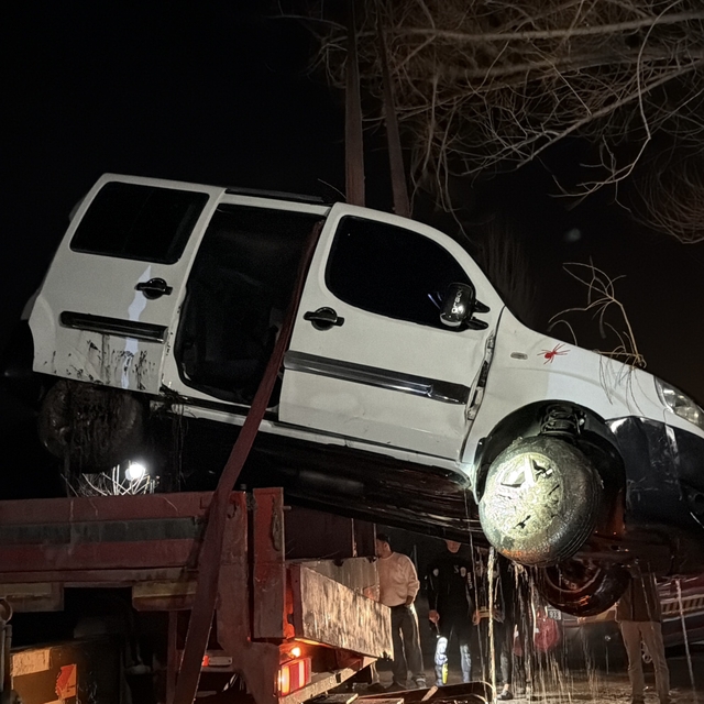 Eskişehir'de el freni çekilmeyen park halindeki araç Porsuk Çayı'na düştü