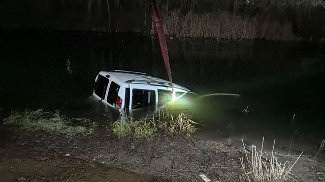 Park halindeki hafif ticari araç, Porsuk Çayı'na düştü