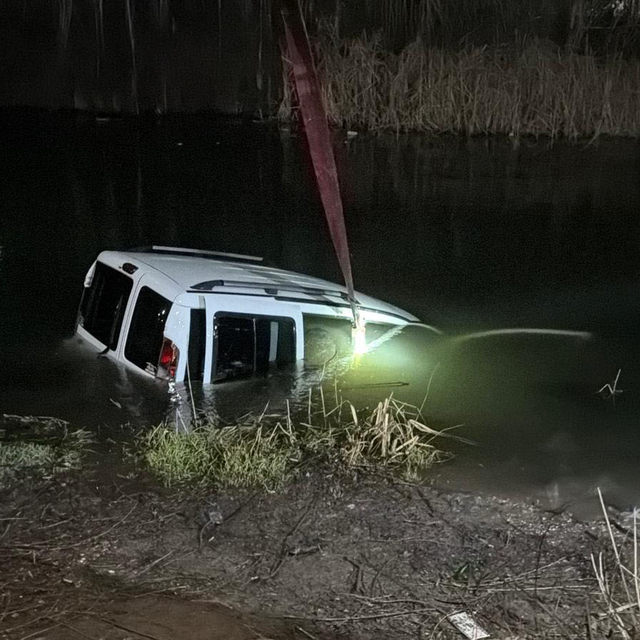 Park halindeki hafif ticari araç, Porsuk Çayı'na düştü