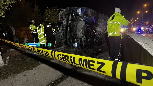 Adana'da devrilen otobüsteki 8 kişi yaralandı