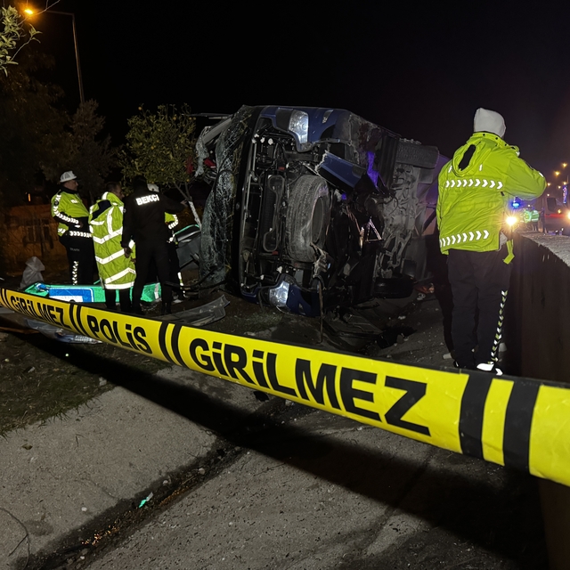 Adana'da devrilen otobüsteki 8 kişi yaralandı