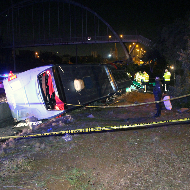Adana'da yolcu otobüsü devrildi: 8 yaralı