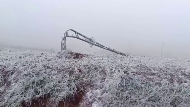 Tipi onlarca elektrik direğini yıktı, buzla kaplanan iletim hatları ekiplerce temizlendi