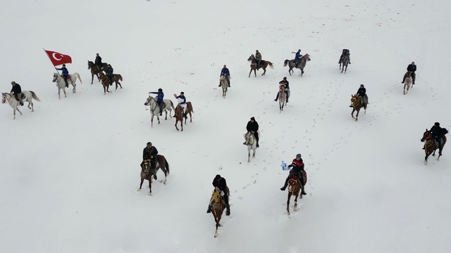 Karlı arazide yem bulamayan yaban hayvanları için atlı seferberlik