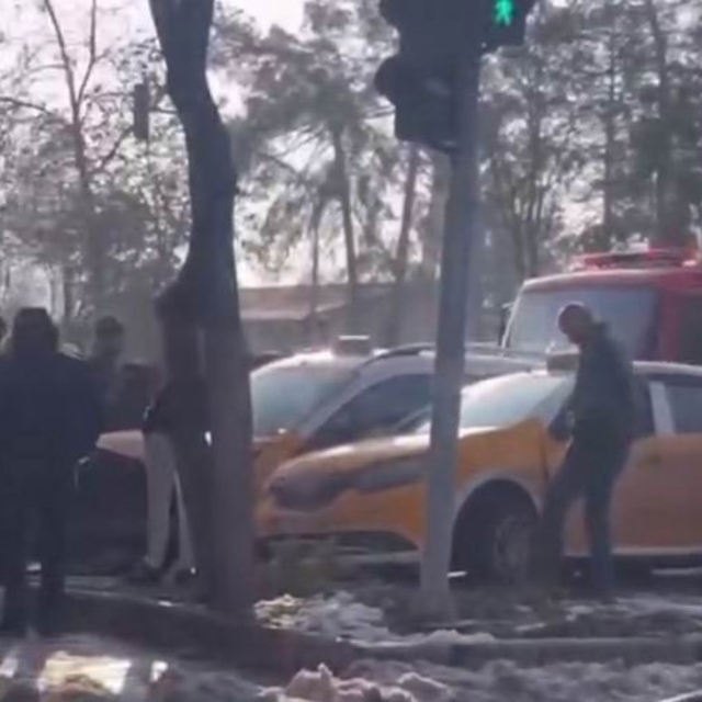 Diyarbakır'da 3 taksi çarpıştı