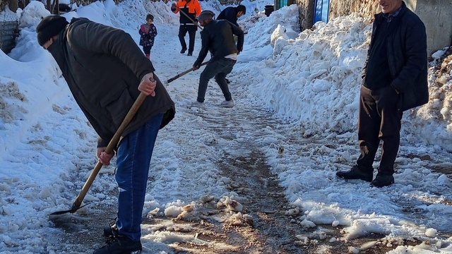 Diyarbakır'da vatandaşlar karla kapanan yolları kendi imkanları ile açtı