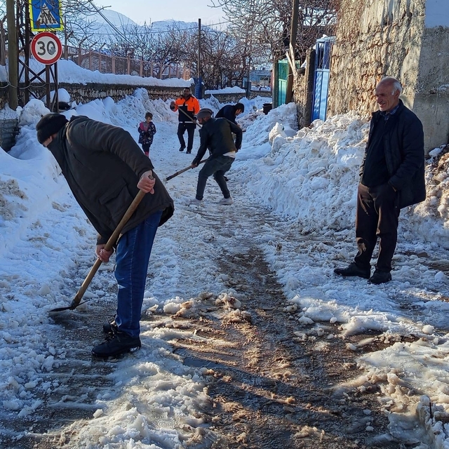 Diyarbakır'da vatandaşlar karla kapanan yolları kendi imkanları ile açtı