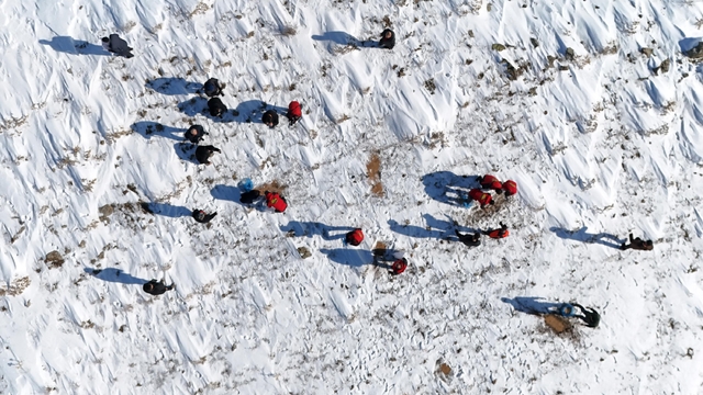 Doğaya yem bırakıp karda rafting yaptılar