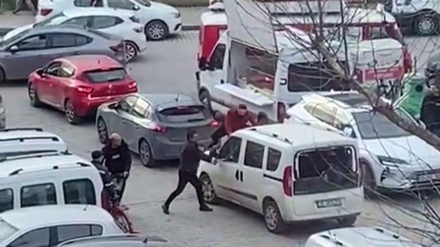 İzmir'de polis merkezi önünde sopayla darp kamerada