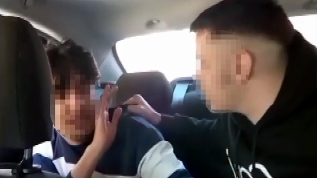 Çevrim içi oyunda küfürleştikleri liseliyi takside alıkoyup, darbettiler