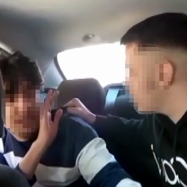 Çevrim içi oyunda küfürleştikleri liseliyi takside alıkoyup, darbettiler