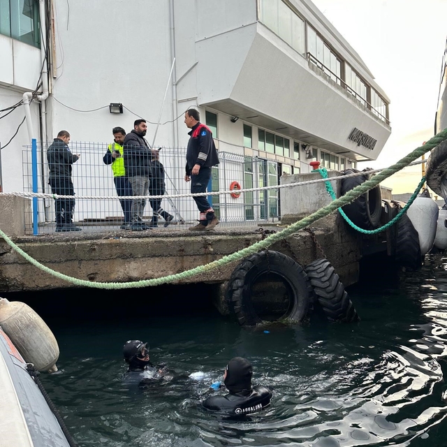 İzmir'de vapur iskelesinin altında mahsur kalan kediyi itfaiye ekipleri kur...