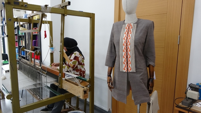 Döneminde padişahların gücünü ve kudretini simgeliyordu şimdi Trabzon'da yeniden hayat buluyor
Doğal iplikler kullanılarak üretilen kumaşlara Osmanlı motifi olan 'Eli belinde' deseni işleniyor