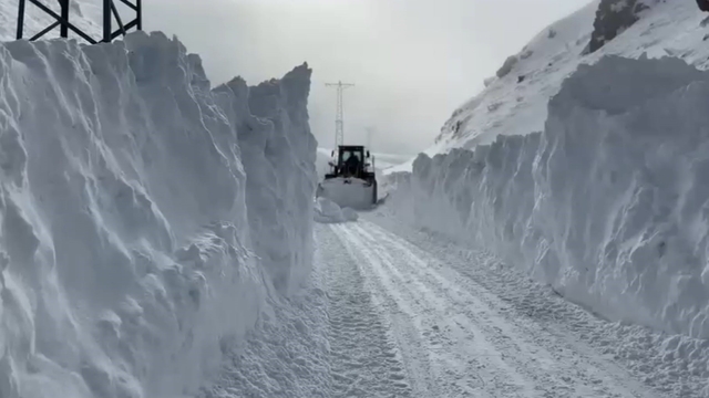 Eleşkirt'te çığ düşen Hayrangöl Köyü yolu ulaşıma açıldı