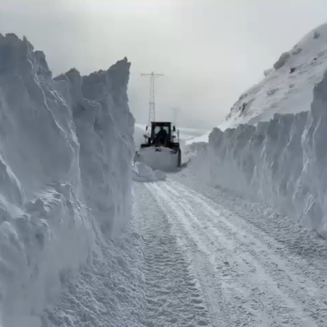 Eleşkirt'te çığ düşen Hayrangöl Köyü yolu ulaşıma açıldı