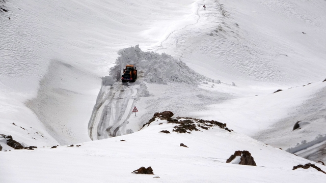 Van'da yoğun kar yağışı ve eğimli alanlar çığ riskini artırıyor
Çığ alanlarına yapılan yollar ve yerleşimler can kaybına neden oluyor
Prof. Dr. Faruk Alaeddinoğlu: "Çığ riski taşıyan bölgelerde yapılaşma ve ulaşım yeniden değerlendirilmeli"