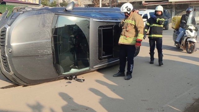 Kırıkhan'da otomobil yan yattı: 2 yaralı