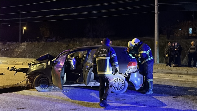 Alkollü sürücü ortalığı savaş alanına çevirdi: 2 yaralı
Sollamaya çalıştığı otomobile çarptı, kontrolden çıktı ağacı yerinden söktü