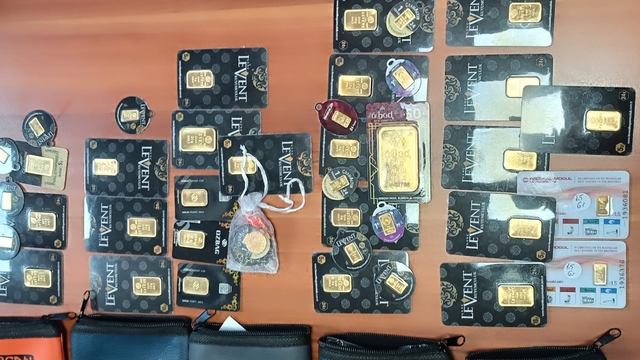 Polis, buluntu 237 gram altını sahibine ulaştırdı