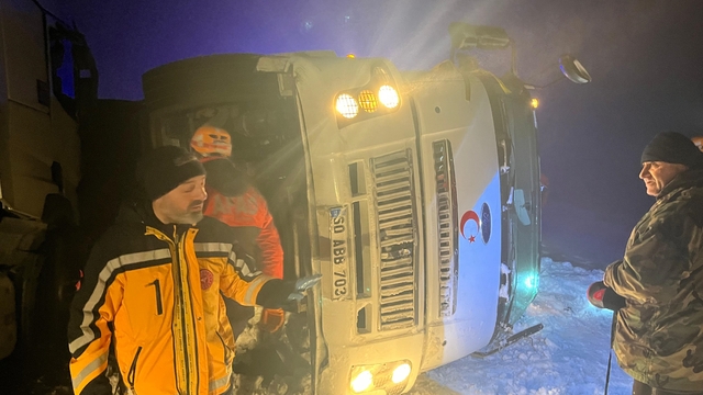 Sivas'ta 4 araç zincirleme kazaya karıştı: 8 yaralı