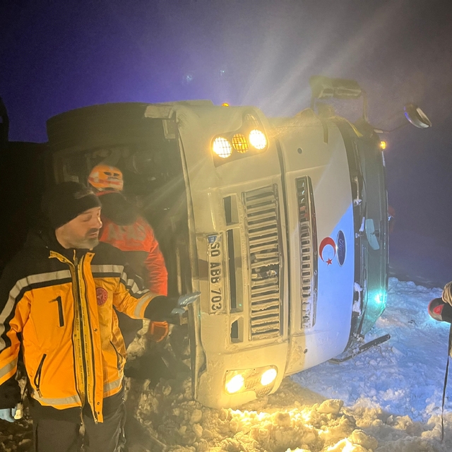 Sivas'ta 4 araç zincirleme kazaya karıştı: 8 yaralı