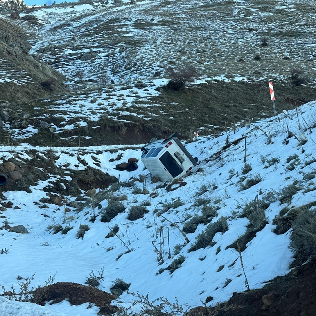 Uçuruma yuvarlanan araçta 2 kişi ölümden döndü