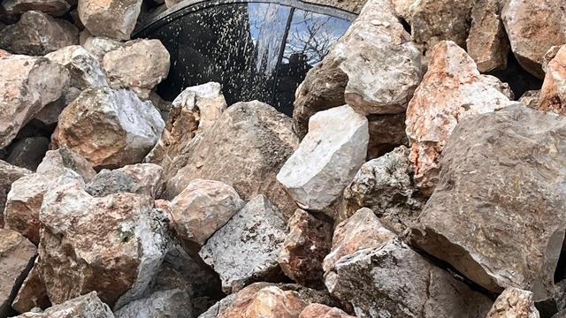 Çöken istinat duvarı iki aracı yuttu