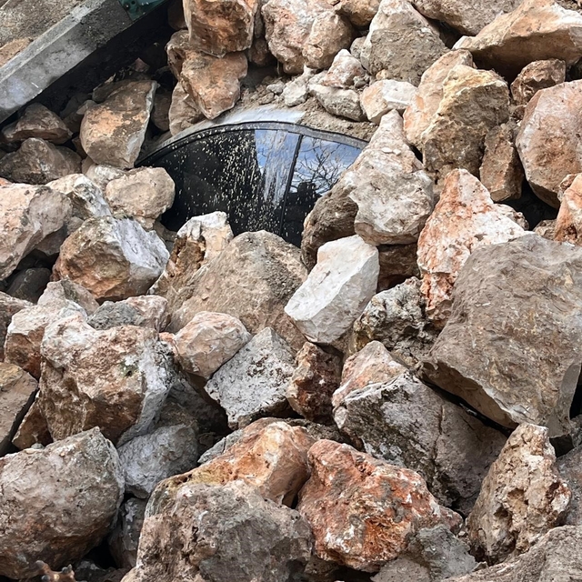 Çöken istinat duvarı iki aracı yuttu