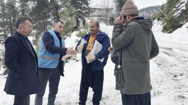 Kış günü belediye ekiplerinden ikram